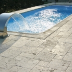 Designul piscinei Romana imbina liniile drepte cu cele semicurculare din zona scarilor