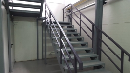 Scari din inox cu trepte din lemn si balustrada din inox si lemn