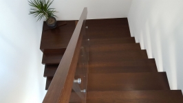 Scara din otel cu trepte din tabla si granit si balustrada din inox si lemn