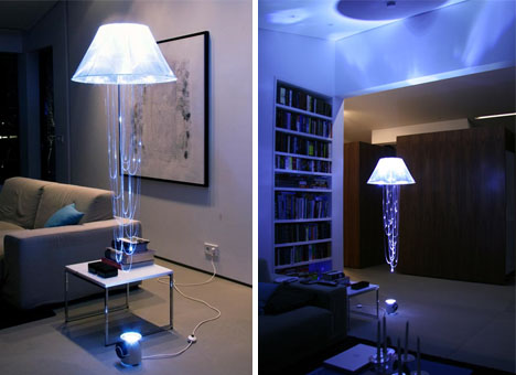 Lampa, in sine, este realizata din din panza de siguranta reflectorizanta.